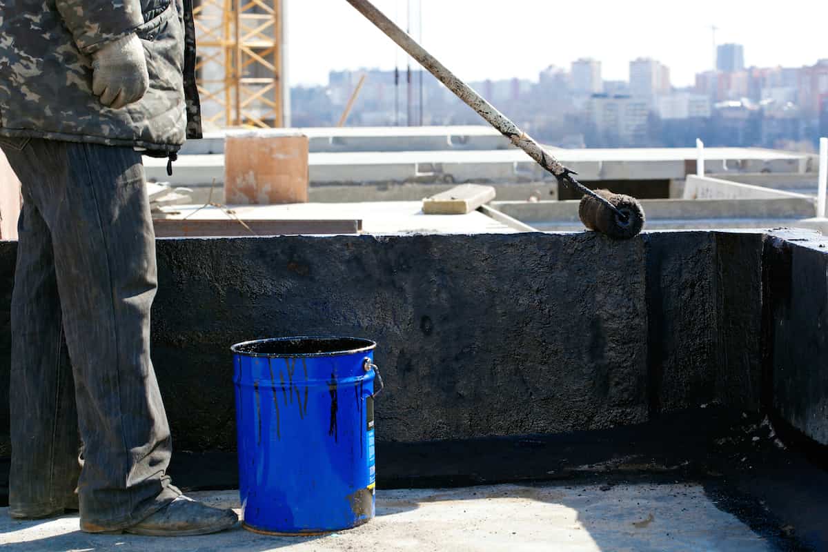 قیر زیر ایزوگام؛ مایع غلیظ ضدآب مناسب پوشش بام استخر دیوار