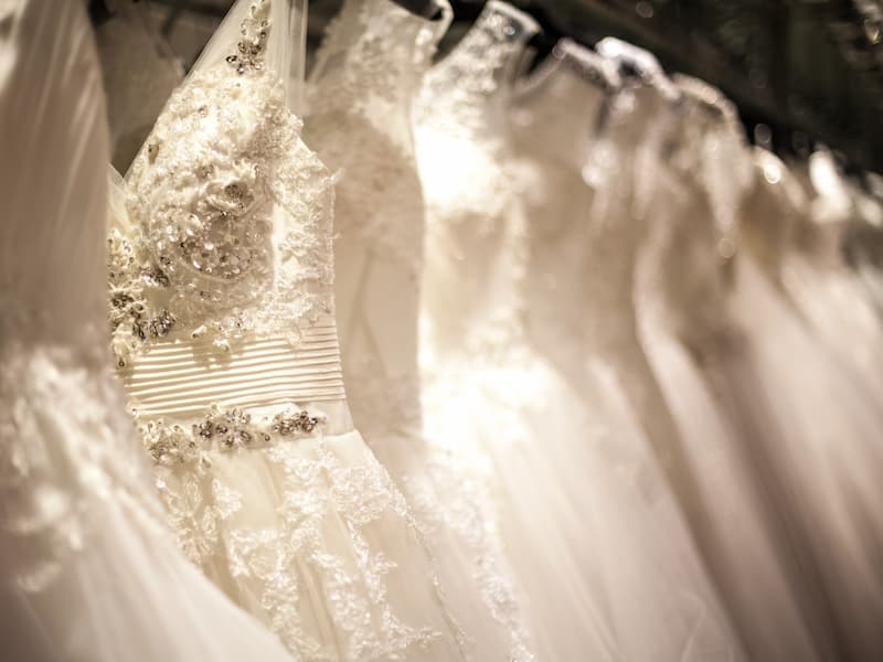 لباس عروس رشت؛ دکلته آستین دار دنباله دار ساده 3 رنگ سفید نباتی گلبهی