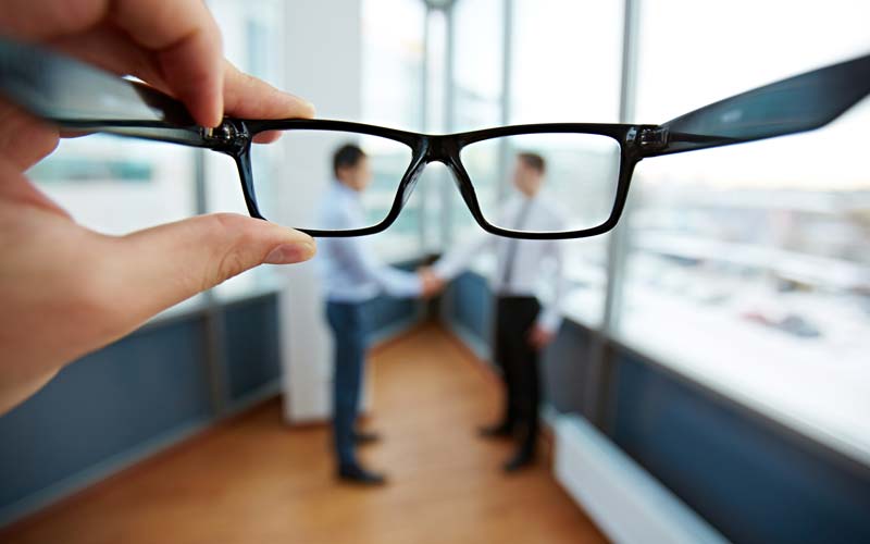 شیشه عینک طبی فشرده؛ جنس شیشه ای سبک مناسب نمره مختلف چشم