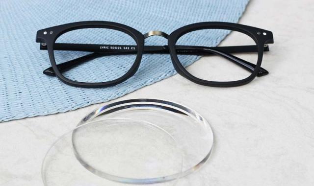 شیشه عینک طبی مردانه؛ شیشه ای پلاستیکی ساخت کشور China Italy