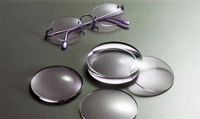 شیشه عینک طبی زایس؛ شیشه ای غیر شیشه ای تغییر رنگ مقاوم ضد خش