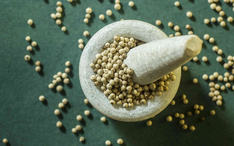 فلفل سفید؛ طبع گرم خشک آرامبخش تسکین درد کنترل سرطان فشار خون