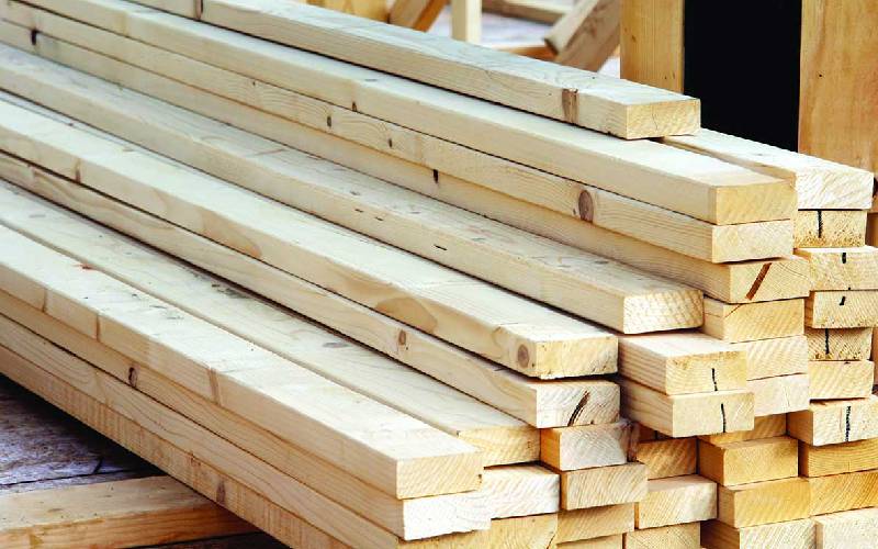 چوب خام صنوبر (سپیدار) رنگ سفید کرم 2 کاربرد ساختمان سازی مبلمان