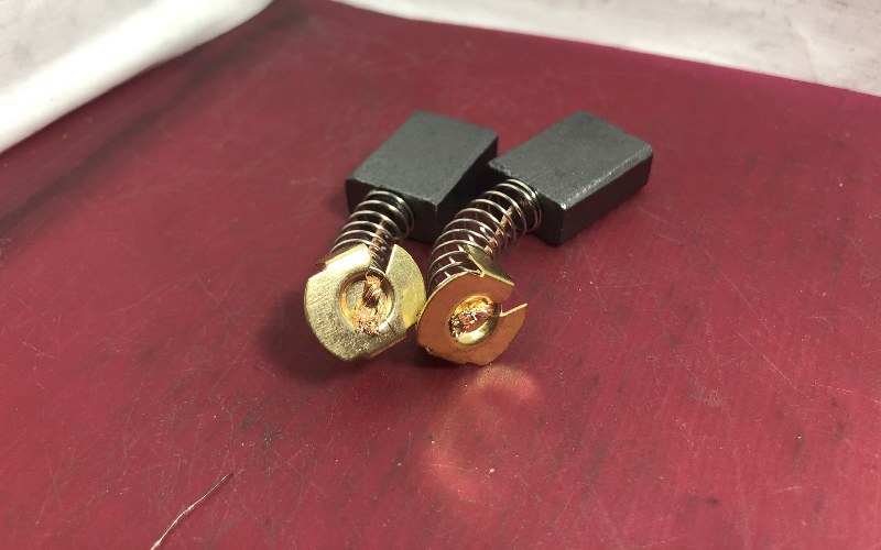 زغال دینام چرخ خیاطی؛ کوچک متوسط بزرگ وزن 5 تا 15 گرم