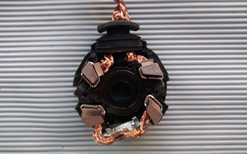 زغال دینام تویوتا کمری؛ 2 3 4 زغاله جنس پلاستیکی مقاوم