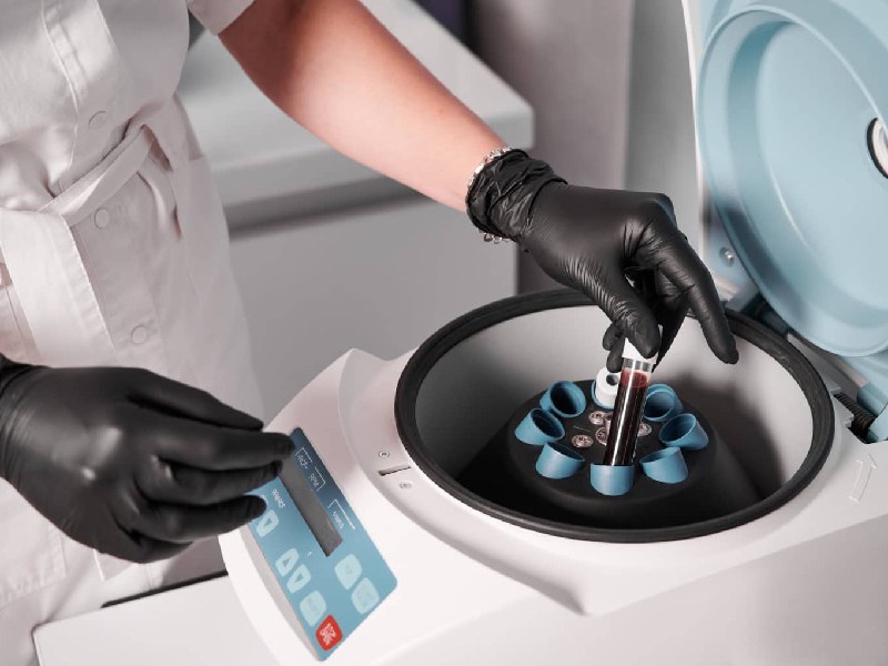 سانتریفیوژ آزمایشگاهی یخچالدار؛ کلینیکی رومیزی 2 مدل ساده چند منظوره