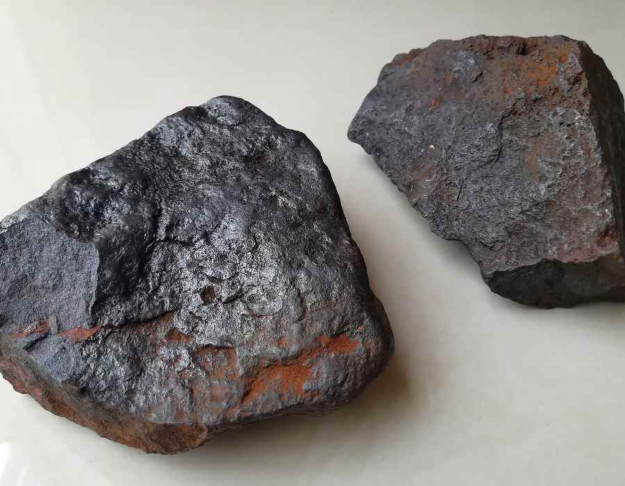 سنگ آهن خوزستان؛ پودری مشکی قهوه ای کیفیت بالا