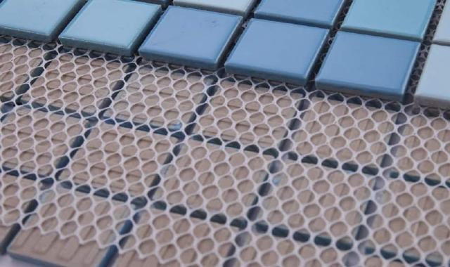 کاشی پشت توری؛ مربع شش ضلعی 2 جنس خاک سفید فایبر گلاس