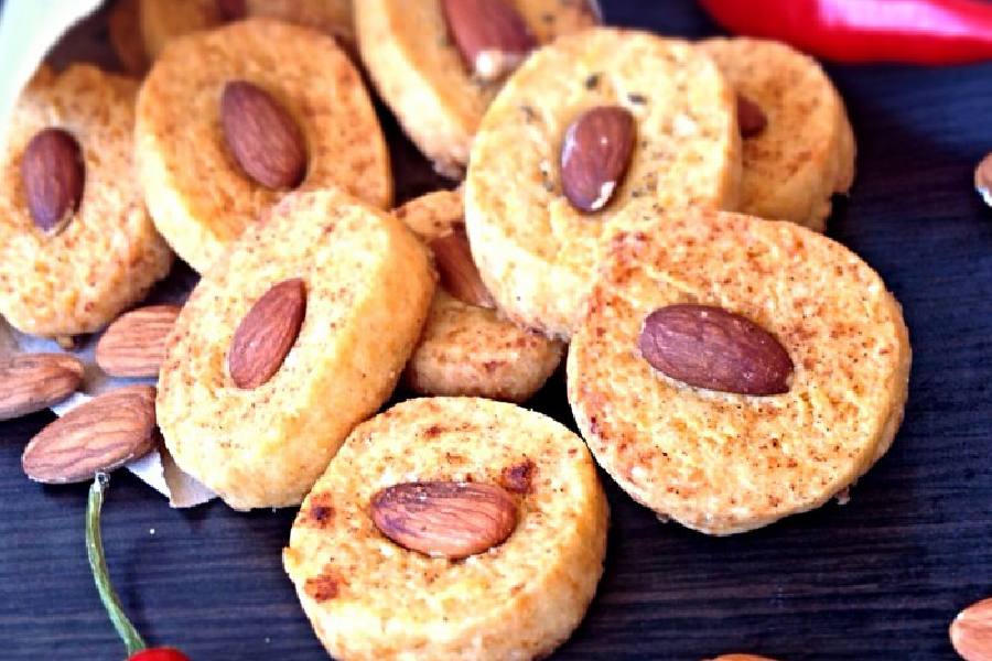 شیرینی بادامی خانگی؛ ساده لقمه ای خوش طعم ماندگاری بالا