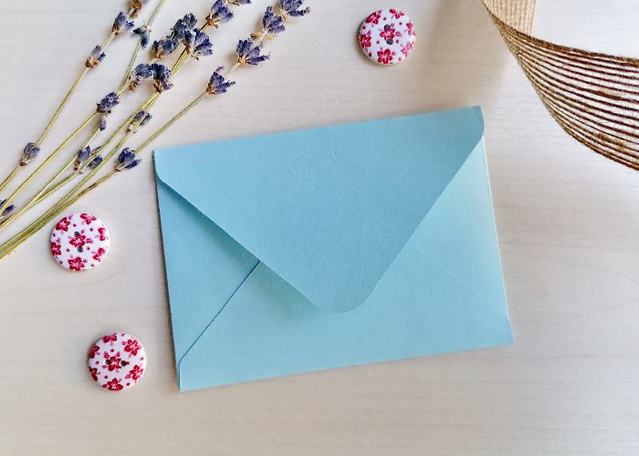 پاکت کاغذی؛ ساده طرحدار 2 رنگ آبی سفید ابعاد (23*31) سانتی متر