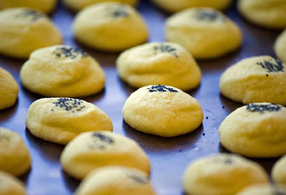 شیرینی برنجی خانگی؛ محلی ساده شکلاتی حاوی روغن کرمانشاهی دارای ویتامین B