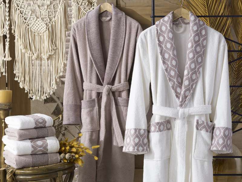 حوله تن پوش کاردینال (پالتویی) طرح گلدوزی شده صورتی سفید سایز L M