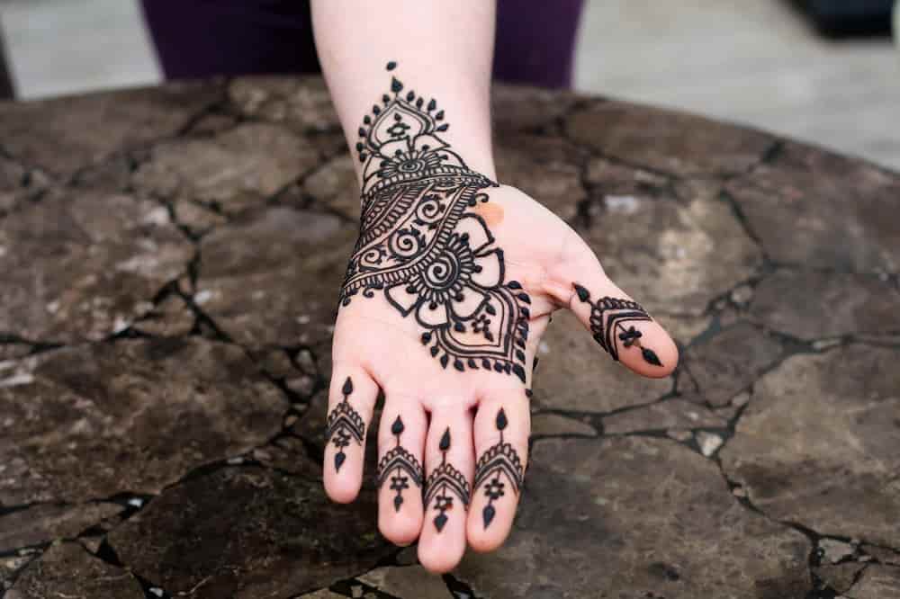 حنا شابلون؛ یکبار مصرف دائمی طرح گل کتیبه حیوانات