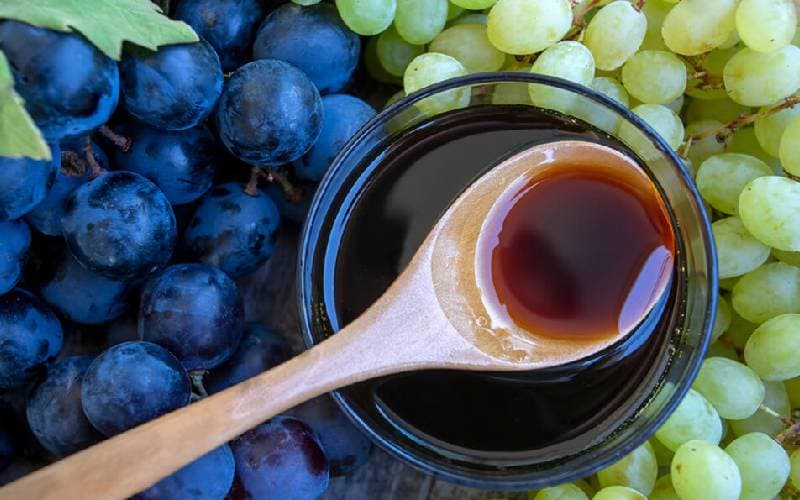 شیره انگور جامد؛ شیرین حاوی آهن منیزیم درمان یبوست کم خونی