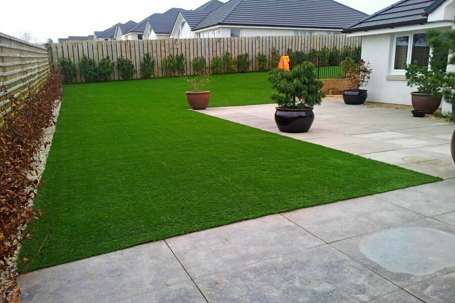 چمن مصنوعی قم؛ جنس پلی پروپیلن عدم کود دهی آفت کشی مناسب تراس