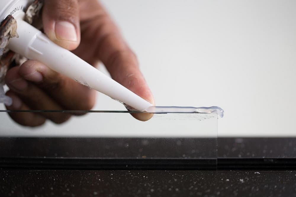 چسب آکواریوم سفید کوچک؛ سیلیکونی نیمه مایع مناسب درزگیری سطوح مختلف