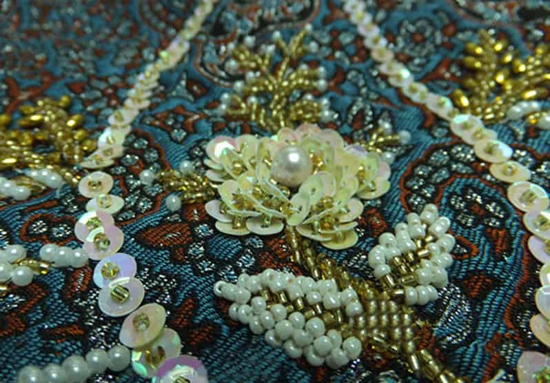 ترمه رومیزی کار شده؛ براق مات طرح افشاری سبک زیبا دارای طیف رنگی