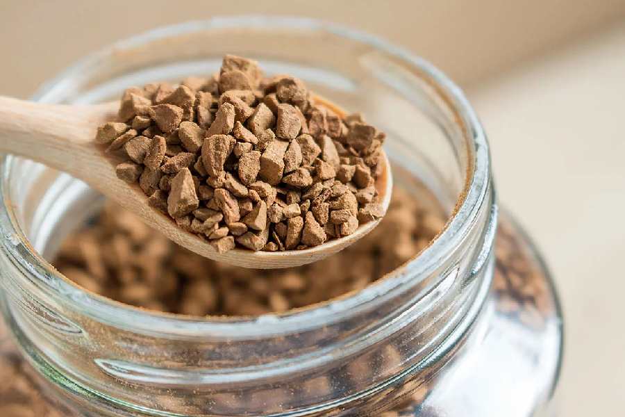 قهوه فوری گلد؛ خوش طعم ملایم رنگ قهوه ای روشن پودری 200 گرم