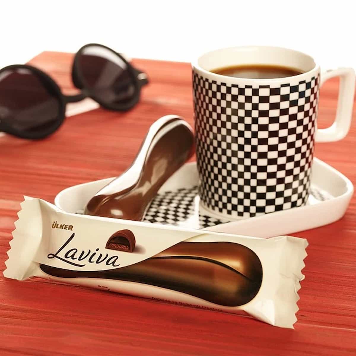 شکلات لاویوا؛ طعم شیرین ترکیب شکلات خالص تلخ بیسکویت Laviva