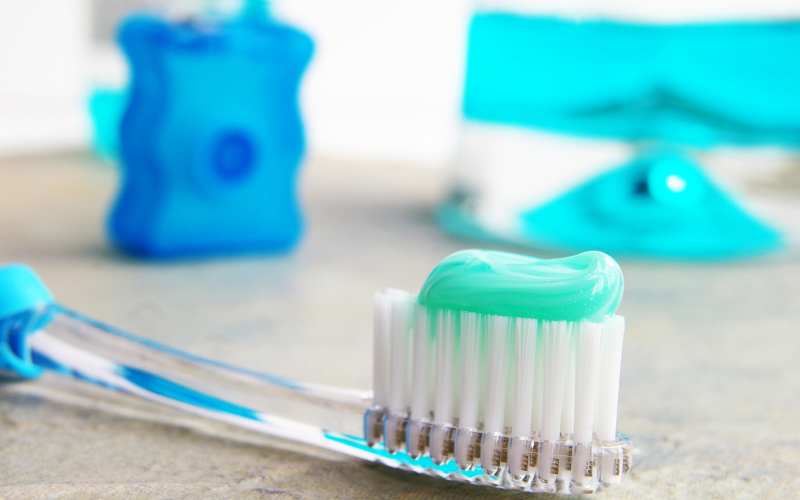 خمیر دندان خارجی؛ براق سفید کننده ضد حساسیت جهت پاک کردن آلودگی