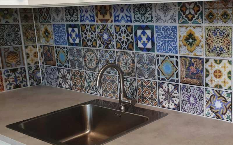 کاشی بین کابینتی گل برجسته؛ عدم تغییر رنگ ماندگاری بالا مناسب فر دیواری