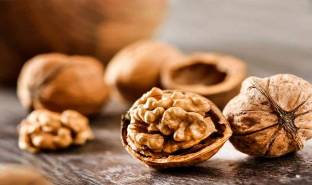 گردو خارجی؛ کاهش التهاب فسفر منگنز رنگ قهوه ای روشن