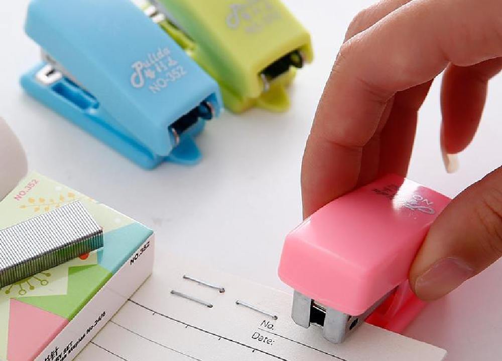 منگنه کوچک؛ فلز دسته پلاستیکی کوچک 3 رنگ ( سبز سورمه ای قرمز)