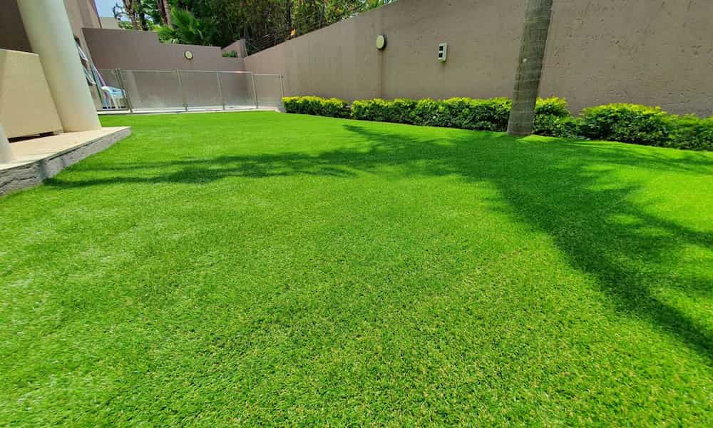 چمن مصنوعی فنس؛ جنس پلی اتیلن پلی پروپیلن نایلون مناسب بالکن تراس