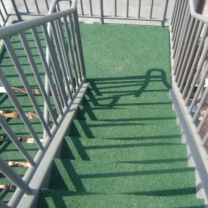 چمن مصنوعی برای پله؛ تک بافت 2 بافت جنس پروپیلن مناسب حیاط