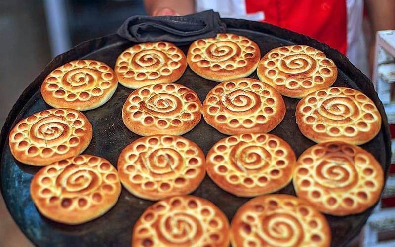 کلوچه فومن تفضلی؛ محلی تنوری مغز گردو پسته بادام