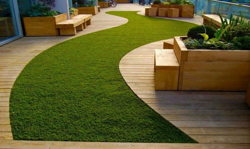 چمن مصنوعی دست دوم اصفهان؛ دیوار پله بین موزاییک جنس پلاستیکی