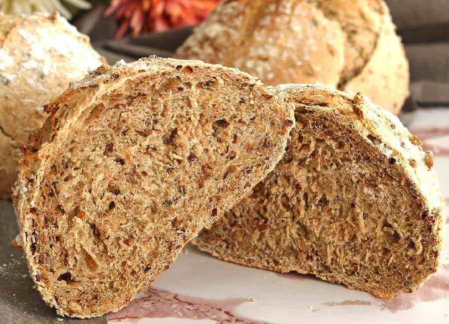 نان جو رژیمی خشک؛ سبوس دار سه نان باگت قهوه ای رنگ بدون قند