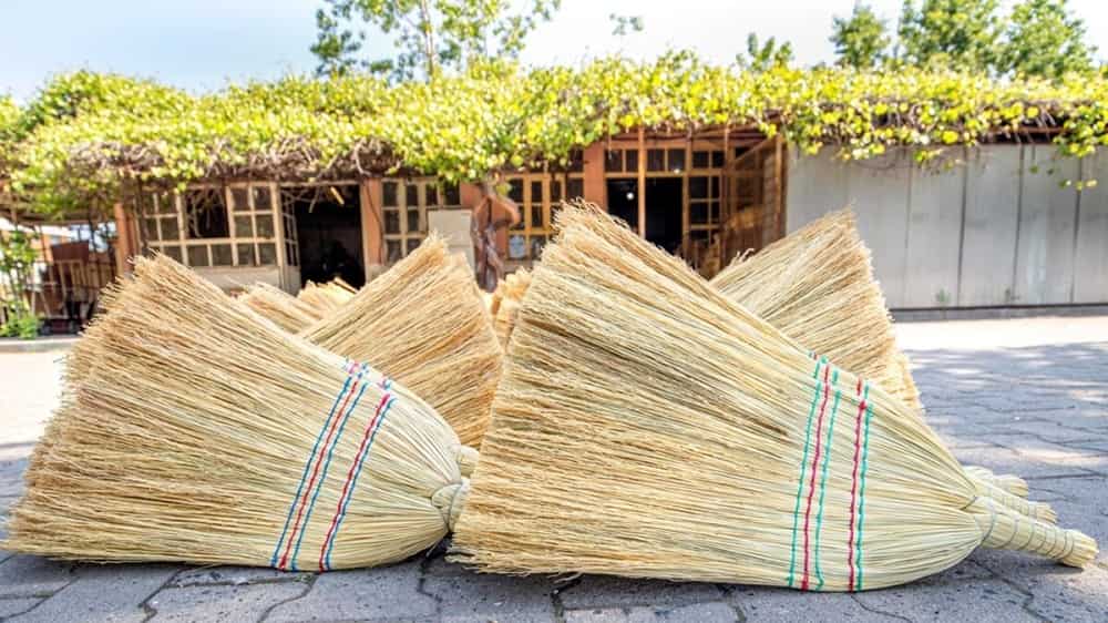 جارو دستی شمالی؛ چوبی حصیری الیاف طبیعی وزن سبک ماندگاری بالا