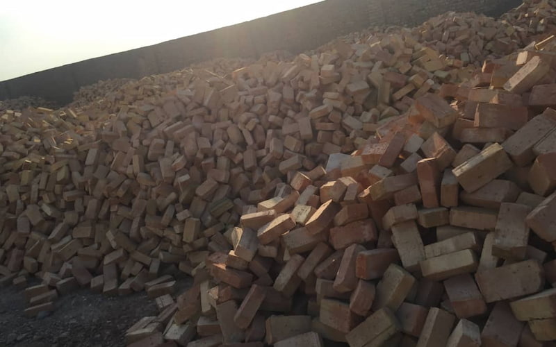 آجر فشاری شمس آباد؛ قرمز گل بهی دارای وزن 2 کیلوگرم ابعاد (21*10*5)