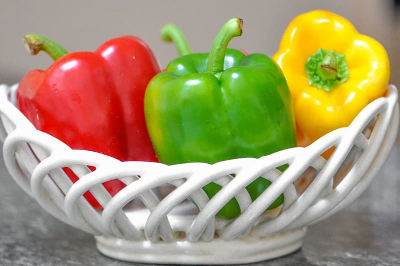 فلفل دلمه ای پلاسیده؛ قرمز زرد سبز حاوی ویتامین املاح مغذی