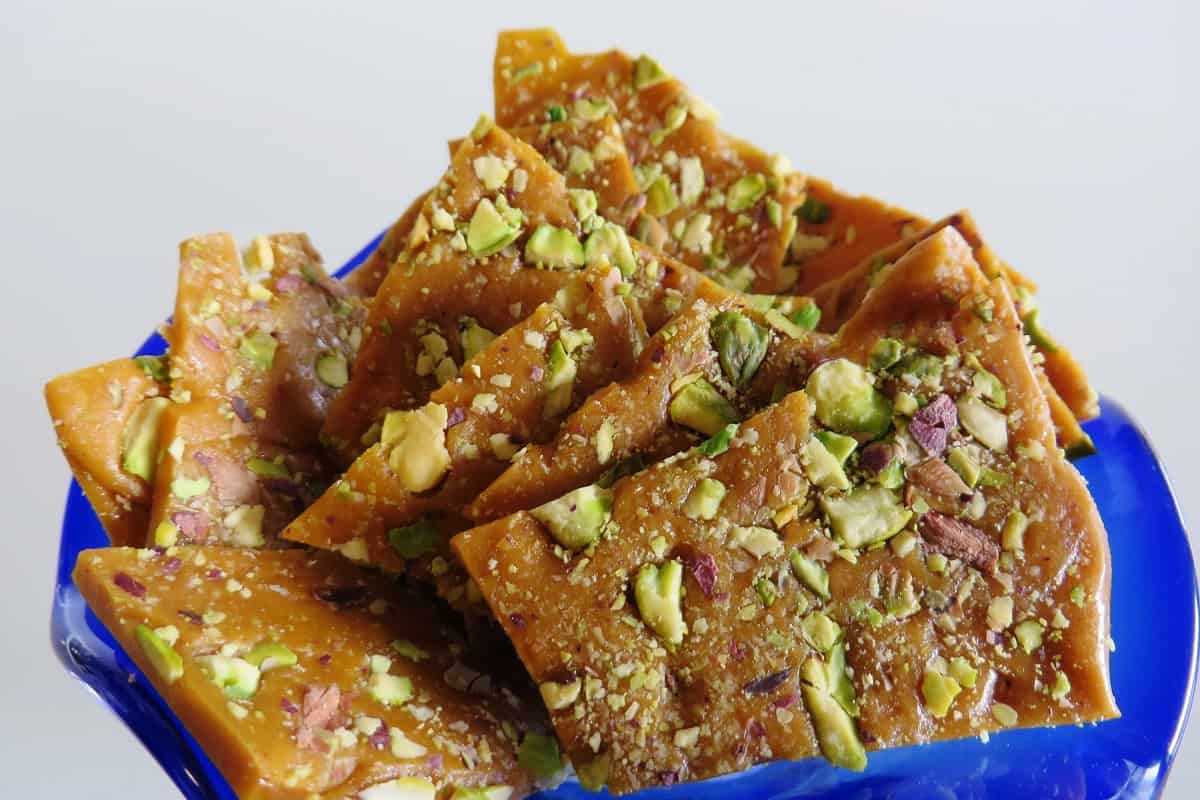 سوهان عسلی پسته ای؛ آرد گندم تخم مرغ کره زعفران sweets