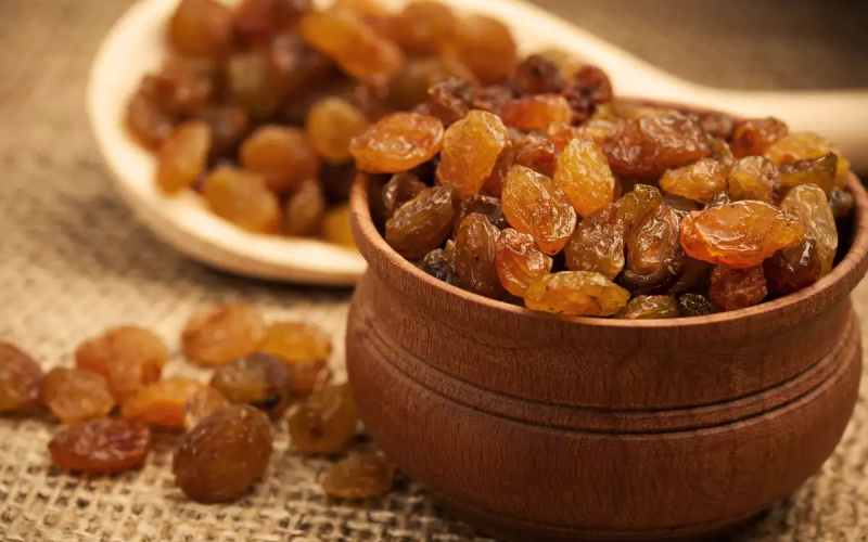 کشمش پلویی ایمالز؛ قرمز گرد شیرین حاوی آهن ویتامین (B D)