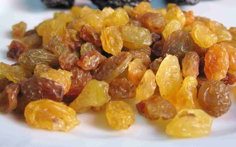 کشمش پلویی ایوب؛ سیاه قهوه ای کم چرب مانع پوسیدگی دندان