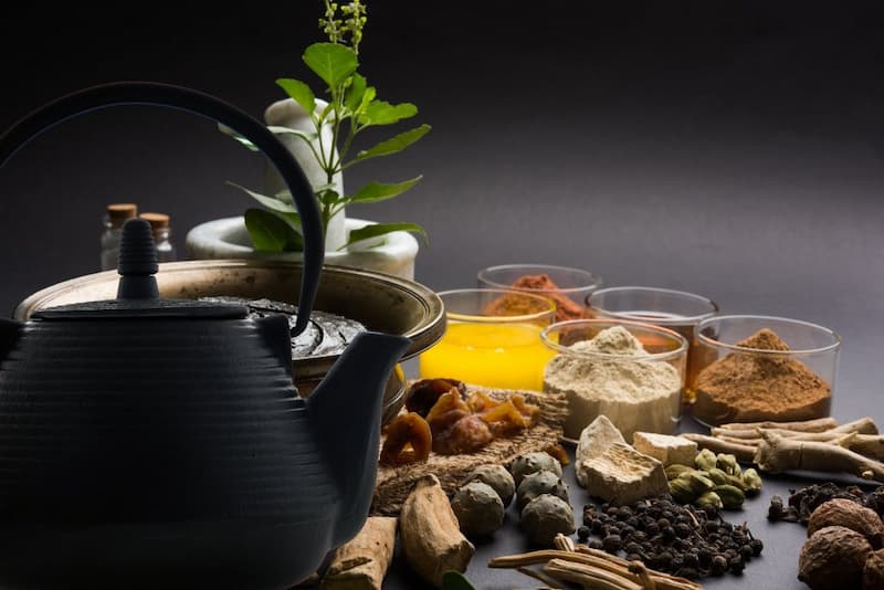 عرقیات صفرا بر؛ بسته بندی بطری پلمیری رنگ روشن دارای ویتامین k