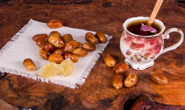 خرمای زاهدی درجه یک؛ بیضی شکل دیر رس نیمه خشک DATE