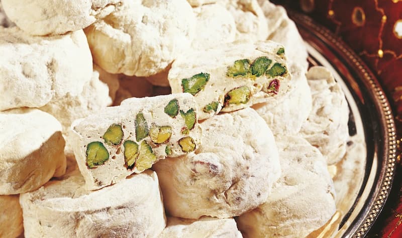 گز معراج؛ لقمه ای آردی سکه ای پسته ای بادامی فندقی