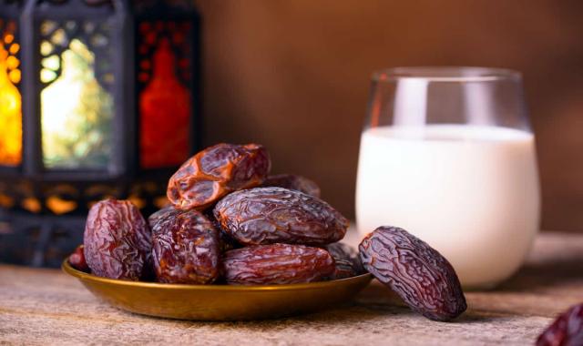 خرما زاهدی ایران؛ خشک نیمه خشک 2 رنگ زرد قهوه ای