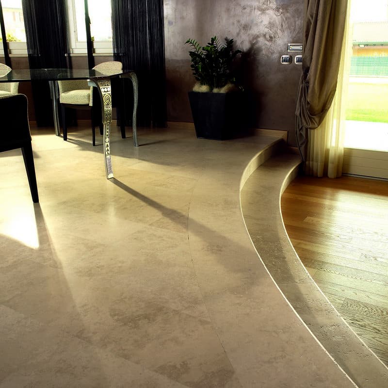 سنگ تراورتن کف سازی؛ راهرو آهکی شکلاتی سفید کرمی