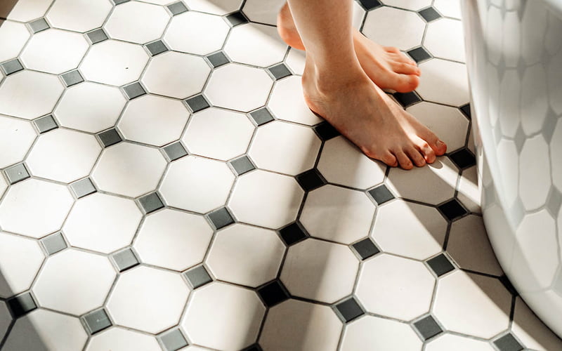 سرامیک پرسلانی ایتالیایی؛ آشپزخانه ای سفید مشکی عایق رطوبت