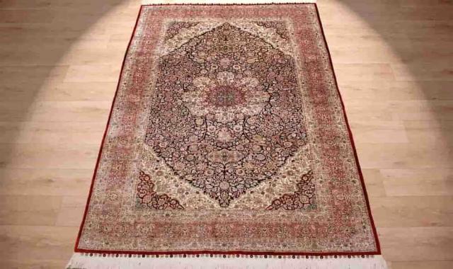 فرش ابریشمی دستباف (قالی) تراکم بالا ضد حساسیت طرح گل رز بته جقه