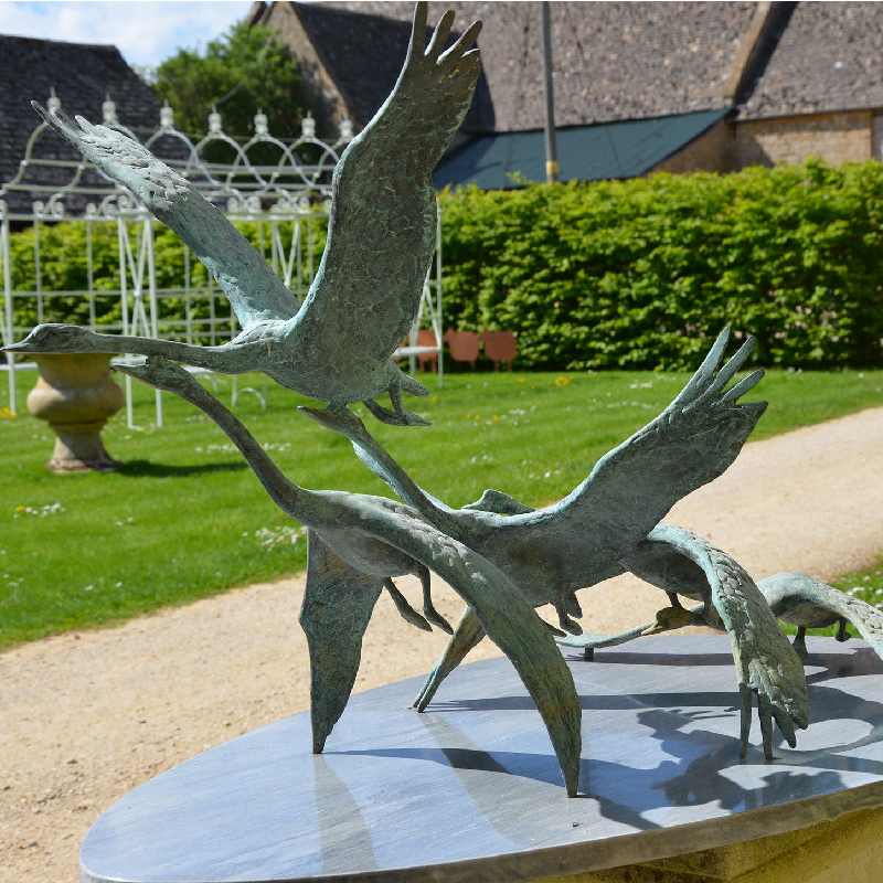 مجسمه برنزی قو؛ دارای رنگ براق ضد ضربه محکم