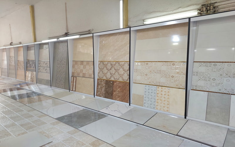 کاشی صادراتی میبد؛ فضای آشپزخانه عدم سایش (آبی سفید کرم)