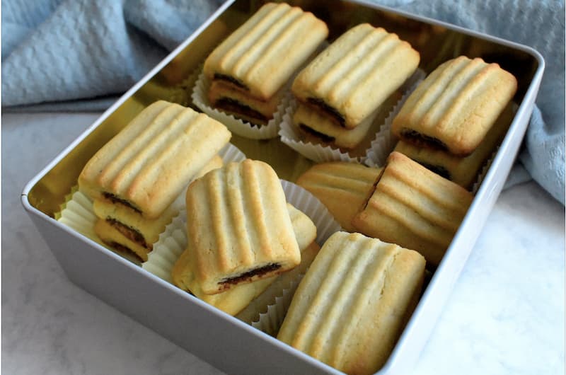 کلوچه خرمایی محلی؛ دایره ای مثلثی دارای کنجد سیاه مناسب پذیرایی