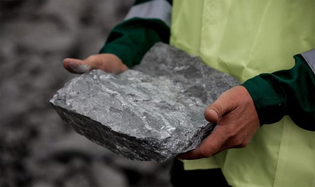 سنگ آهن خواف؛ خام آلیاژ آهن تیره کدر Iron ore