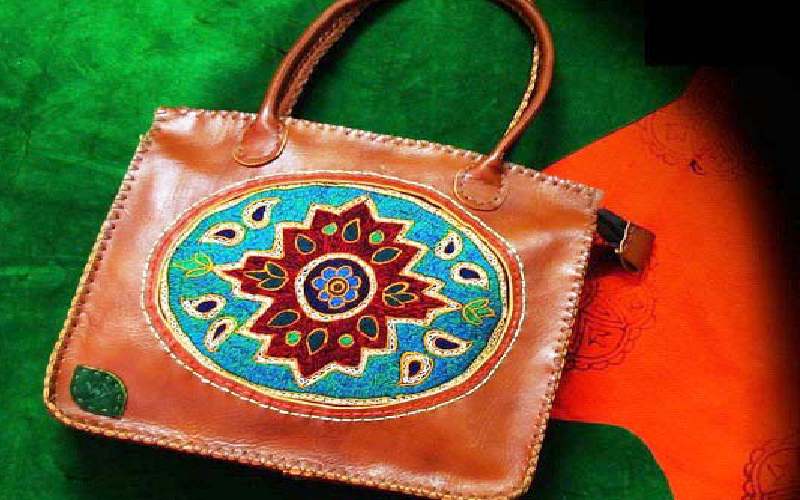 کیف چرم سنتی؛ رودوشی دستی پولی 2 رنگ قهوه ای مشکی